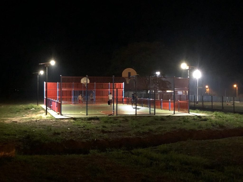éclairage solaire terrain de sport en Guyane lampadaire solamaz