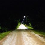 une route le soir avec des lampadaires solaires qui éclairent